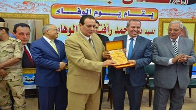 بالصور.. محافظ الدقهلية يكرم السكرتير العام المساعد السابق للمحافظة 