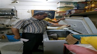  اعدام 100 كيلو اغذية فاسدة.. واغلاق 4 منشآت بالسويس 