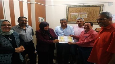 تعليم السويس  تكرم موجه اول نجارة العمارة لبلوغة سن التقاعد