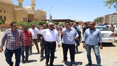 محافظ السويس يتفقد طريق 