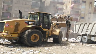 رفع مخلفات القمامة خلف مجمع مدارس الجلشاني بمنطقة بير أم سلطان بالبساتين