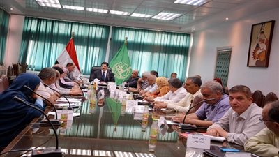 محافظ القليوبية يجتمع مع اللجنة العليا لمكافحة ناقلات الامراض 