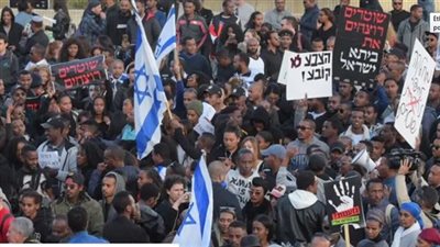 الشوارع مشتعلة.. ماذا يحدث في تل أبيب؟.. تظاهرات إسرائيلية بسبب وفاة إثيوبي.. وهذه حصيلة المعتقلين 