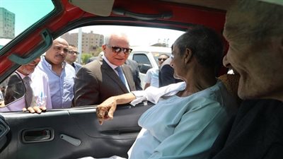 محافظ الجيزة يتفقد مواقف السرفيس ومحطات الوقود لمتابعة الالتزام بالتعريفة الجديدة