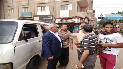 رئيس حى شرق بشبرا الخيمة يتابع مواقف سيارات الأجرة وتركيب اللوحات الإرشادية بالتعريفة