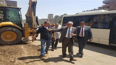 محافظ الجيزة يتابع أعمال إصلاح كسر بماسورة بشارع ترعة الزمر