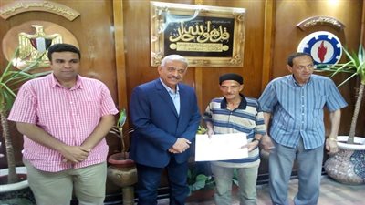  بالصور.. محافظ السويس يكرم العاملين بالديوان العام ممن بلغوا سن المعاش