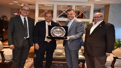 رئيس جامعة عين شمس يكرم رئيس البنك الأهلي المصرى