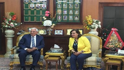 محافظ الدقهلية ونائب وزير الزراعة يفتتحان اول وأكبر مصنع متنقل لانتاج الواح الثلج في العالم