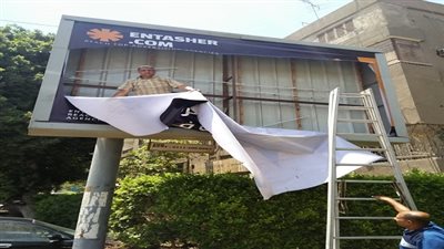 إزالة اعلانات مخالفة بشارع اللاسلكي بالمعادى الجديدة