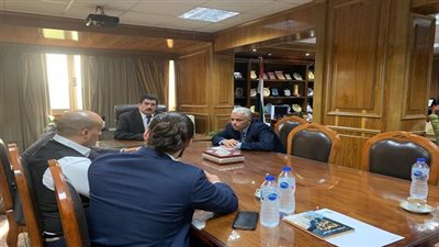 محافظ القليوبية يجتمع مع اعضاء مبادرة ابني بيتك بيدك