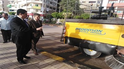 محافظ القليوبية يشهد تجربة مكنسة شفط الاتربة  بمدينة بنها