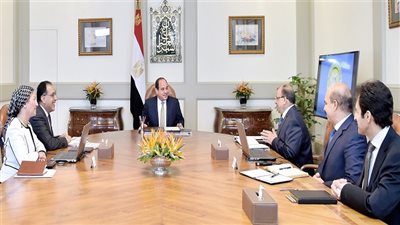 الرئيس السيسي يجتمع مع رئيس الوزراء ووزيري التنمية المحلية والبيئة