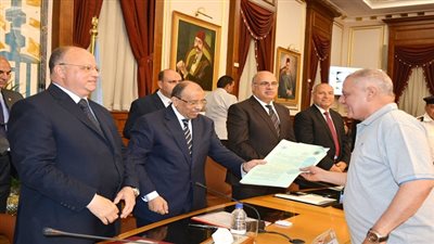 وزير التنمية المحلية ومحافظ القاهرة يقومان بتسليم 19 عقد تمليك لمستثمرى منطقة شق الثعبان الصناعية بطرة