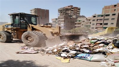رفع مخلفات القمامة من شارع شرق السكة الحديد بالبساتين
