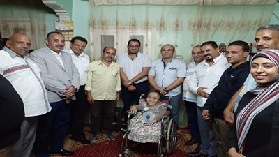 مستقبل وطن بالسويس يزور احدى طالبات متحدى الاعاقة لتكريمها