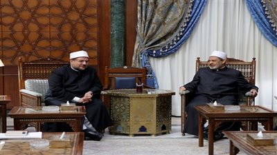 وزير الأوقاف يزور شيخ الأزهر ويدعو له بدوام الصحة والعافية