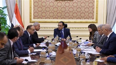  رئيس الحكومة يبحث مع محافظ السويس انشاء وحدات اسكان للزواج الحديث بالسويس الجديدة