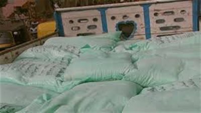 ضبط طن دقيق بلدى مدعم داخل أرض فضاء فى المحلة