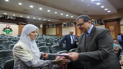 وزير القوي العاملة يسلم 42 تأشيرة حج للعاملين