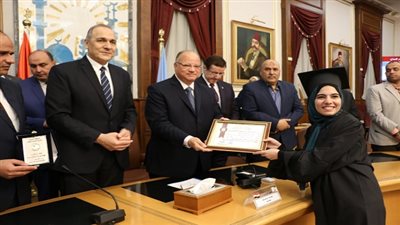 محافظ القاهرة يكرم أوائل الثانوية العامة