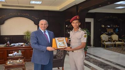 دفعة ١١٣ حربية تهدى درع العسكرية لمحافظ البحر الأحمر