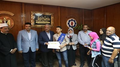 بالصور.. محافظ السويس يكرم أوائل الثانوية العامة والازهرية بالمحافظة     