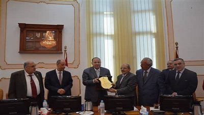 بالصور.. مجلس جامعة الفيوم بحضور المحافظ يكرم رئيس جامعة الفيوم 