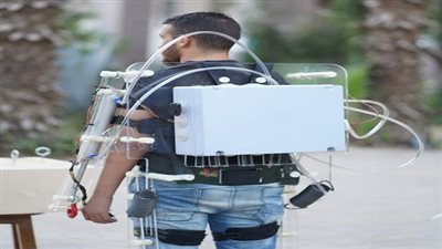 طلاب هندسة المطرية بجامعة حلوان يبتكرون بدلة لمساعدة العمال على رفع الأوزان الثقيلة 