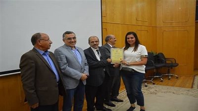بالصور.. رئيس جامعة الفيوم يكرم طلاب الملتقى العربى للتدريب 