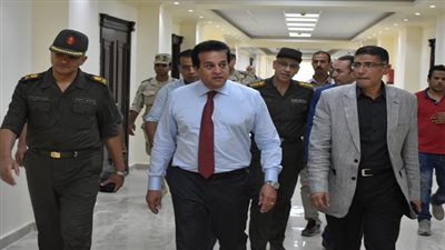 وزير التعليم العالي يتفقد مقر الجامعة التكنولوجية بالقاهرة الجديدة