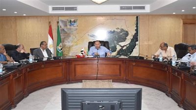 بالصور.. محافظ الفيوم يناقش أعمال ترفيق المنطقة الصناعية بقوتة           