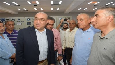وزير الإسكان يتفقد المنطقة الصناعية الثامنة ومحطة المحولات بمنطقة المطورين الصناعيين بمدينة السادات