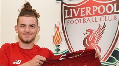 ليفربول يتعاقد مع أصغر لاعب شارك في تاريخ الدوري الإنجليزي