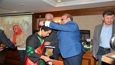 بالصور.. حسن راتب رئيس مجلس أمناء جامعة سيناء يكرم أوائل الثانوية العامة والدبلومات الفنية بمحافظة الجيزة 