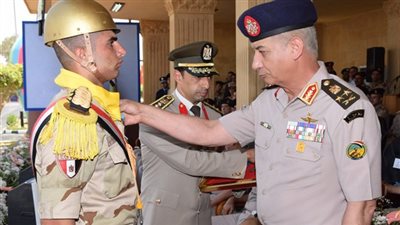 وزير الدفاع يشهد الاحتفال بتخريج دفعات جديدة من المعاهد الصحية