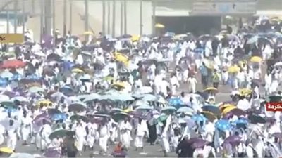 بث مباشر.. صعود الحجاج على جبل عرفات لإتمام الركن الأعظم