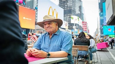 بالصور.. زاهي حواس في ميدان التايمز الشهير في نيويورك