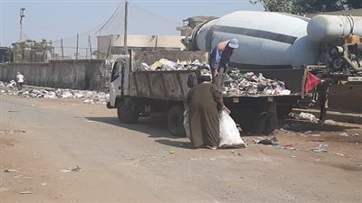 حملة نظافة ورفع مخلفات القمامة من شارع مجمع مدارس عزبة النصر بالبساتين