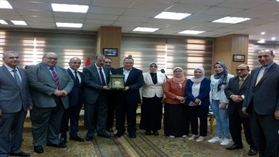 محافظ الشرقية يكرم نائب رئيس جامعة الزقازيق لشؤون التعليم والطلاب السابق