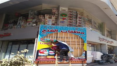 ازالة اعلانات مخالفة بشارع الخمسين بالمعادى الجديدة