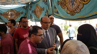 بالصور.. نائب رئيس جامعة المنصورة  يتابع العمل بمكتب التحويلات المركزى