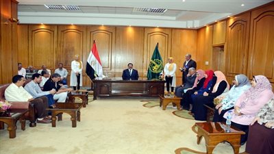 في لفتة انسانية محافظ القليوبية يستقبل موظفي الديوان العام بمكتبه للتهنئه بعيد الأضحي المبارك