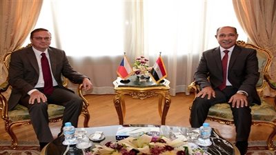 وزير الطيران يناقش اتفاقية النقل الجوي مع سفير التشيك بالقاهرة
