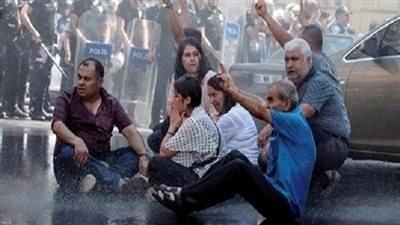 الشرطة التركية تقمع الاحتجاجات على عزل رؤساء 3 بلديات