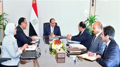 الرئيس السيسي يعقد اجتماعاً مع رئيس الوزراء ووزيري المالية والصحة