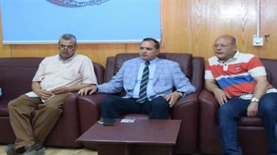 رئيس جامعة سوهاج يبحث مع مدير المستشفى الجامعى تحسين الخدمات المقدمة