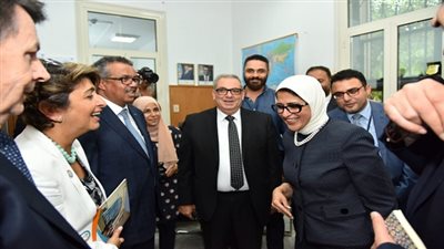 مدير منظمة الصحة العالمية يرافق وزيرة الصحة في زيارة تفقدية لغرفة ١٠٠ مليون صحة