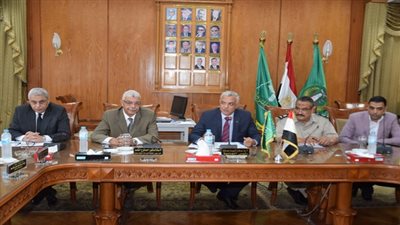 رئيس جامعة المنوفية يجتمع بوفد من مديرية الأمن والأمن الوطنى