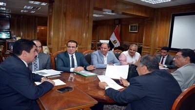 محافظ القليوبية يناقش مع إحدي الجمعيات الخيرية دعم مستعمرة الجزام بالخانكة 